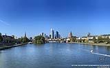 001 Frankfurte Skyline von der Ignaz-Bubis-Bruecke aus gesehen.jpg
