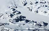 038 Gletscherstrom zwischen Felsen.jpg