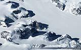 039 Gletscherstrom zwischen Felsen.jpg