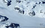 041 Gletscherstrom zwischen Felsen.jpg