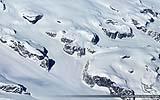 043 Gletscherstrom zwischen Felsen.jpg