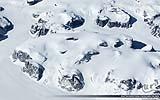 044 Gletscherstrom zwischen Felsen.jpg