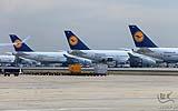 005 Boeing 747 Hannover rollt am Frachtbereich vorbei.jpg