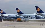 006 Boeing 747 Hannover rollt am Frachtbereich vorbei.jpg