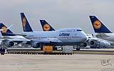 010 Boeing 747 Hannover rollt am Frachtbereich vorbei.jpg