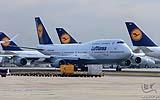 011 Boeing 747 Hannover rollt am Frachtbereich vorbei.jpg