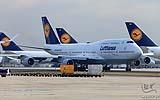 012 Boeing 747 Hannover rollt am Frachtbereich vorbei.jpg