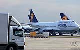013 Boeing 747 Hannover rollt am Frachtbereich vorbei.jpg